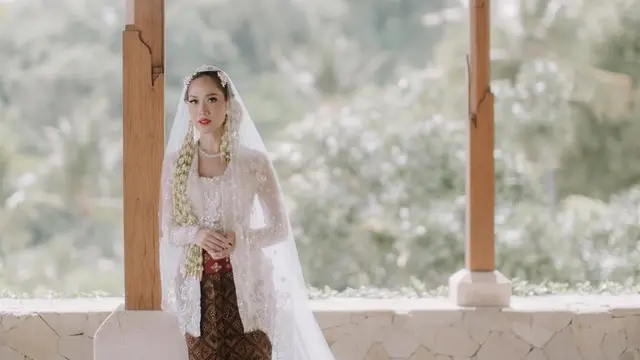 BCL Tampil Anggun: Inspirasi Kebaya Modern Wanita Usia 40an