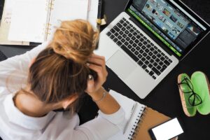 Gen Z Burnout: Tekanan Kerja & Konsumen, Kisah Nyata Mereka