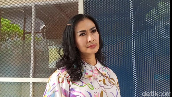 Iis Dahlia Menangis Haru, Kisah Pilu Anaknya Bikin Terenyuh