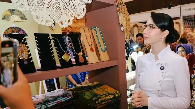 Inspirasi Outfit Ibu Pejabat: Gaya Arumi Bachsin yang Elegan