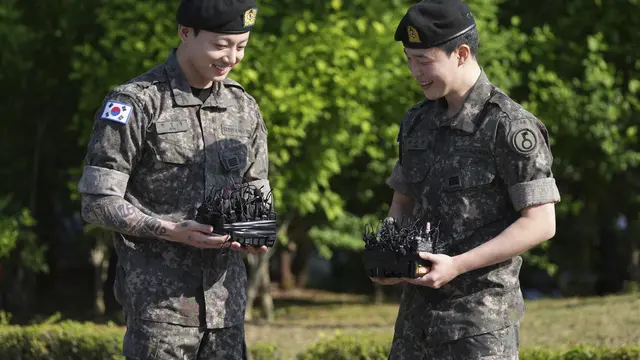Jungkook Jimin BTS Wamil: Sambutan Hangat ARMY, Potret Bahagia Lulus