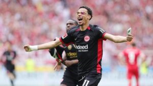 MU Gigit Jari, Fokus Dapatkan Striker Muda Ekitike?
