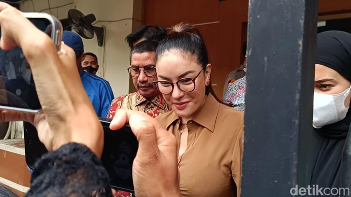 Nikita Mirzani Gugat Reza Gladys Rp100 Miliar: Kerugian Besar?