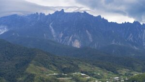 10 Gunung Asia Tenggara: Pemandangan Spektakuler yang Memukau
