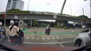 Detik-detik Dramatis! Pemotor Pancoran Tabrakan Usai Terobos Lampu Merah
