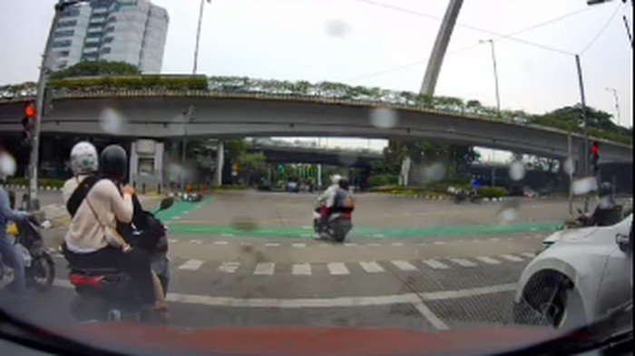 Detik-detik Dramatis! Pemotor Pancoran Tabrakan Usai Terobos Lampu Merah