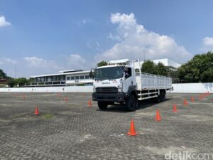 Kuasai Blind Spot Truk: Panduan Aman Mengemudi Profesional