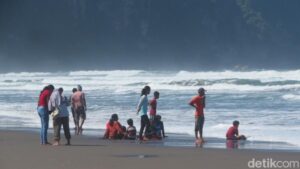 Larangan Mandi Pantai Parangtritis: Sultan HB X Beri Peringatan!
