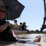 Menara Eiffel Terik, Turis Segar di Kolam Kota Paris