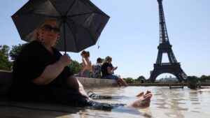 Menara Eiffel Terik, Turis Segar di Kolam Kota Paris