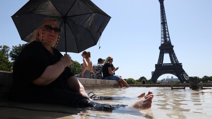 Menara Eiffel Terik, Turis Segar di Kolam Kota Paris