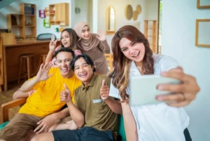 Menebar Kebaikan di Dunia Online: Dari Konten Inspiratif hingga Kirim THR Digital
