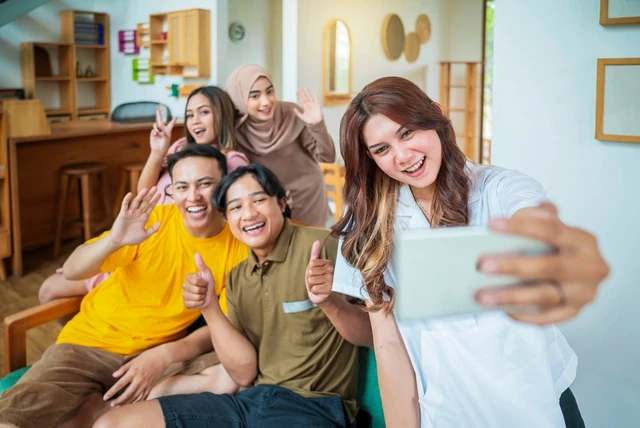 Menebar Kebaikan di Dunia Online: Dari Konten Inspiratif hingga Kirim THR Digital