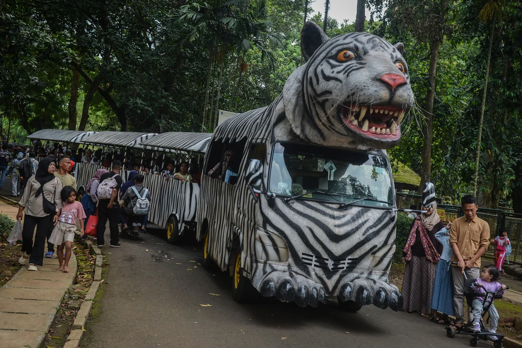 Hari Kedua Lebaran, Ragunan Dipenuhi Wisatawan Keluarga Sejak Pagi