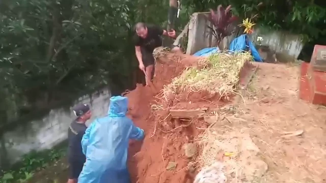 Hujan Deras Picu Longsor di TPU Muara Benda Depok, Belasan Makam Terdampak