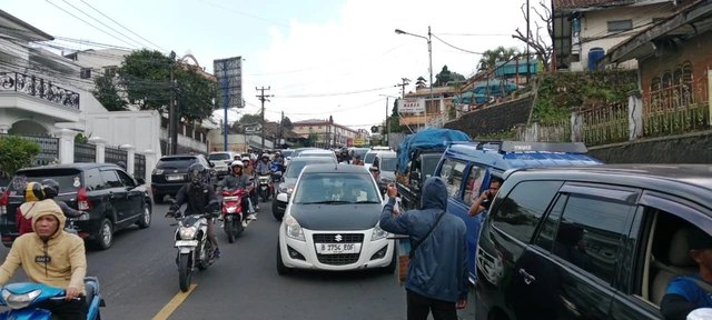 Cerita Pemudik Terjebak Kemacetan Berjam-jam di Jalur Puncak Saat Arus Balik ke Jakarta