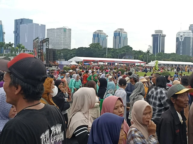 Cerita Warga Rela Patungan Sewa Angkutan Demi Dapat Sembako Gratis di Monas