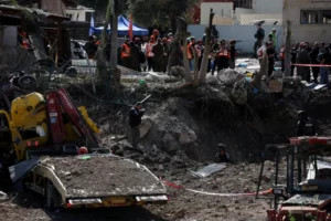 Serangan Rudal Iran ke Israel Picu Kerusakan Parah, Kawah Besar Muncul di Lokasi Ledakan