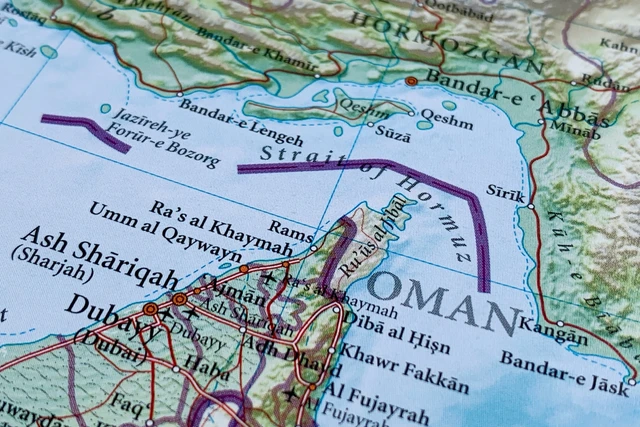 Trump Ancam Blokade Selat Hormuz, Iran Tegaskan Kapal Militer yang Mendekat Akan Direspons