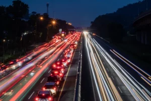 Viral Mobil Travel Ugal-Ugalan di Tol Purbaleunyi, Polisi Lacak Pengemudi dan Motifnya