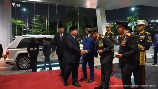 Prabowo Tiba di Bandara Soetta, Pimpin Penghormatan 3 Prajurit TNI Gugur di Lebanon