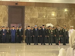 SBY Kenakan Baret Biru Saat Hadiri Persemayaman 3 Prajurit TNI UNIFIL di Bandara Soetta