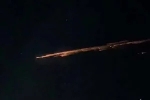 Fenomena Cahaya Misterius di Langit Lampung, Diduga Meteor dengan Ekor Panjang
