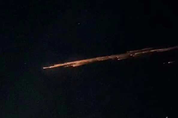 Fenomena Cahaya Misterius di Langit Lampung, Diduga Meteor dengan Ekor Panjang