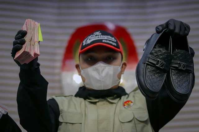 KPK Sita Sepatu Mewah Senilai Rp129 Juta, Jadi Bukti Baru Kasus Korupsi Bupati Tulungagung