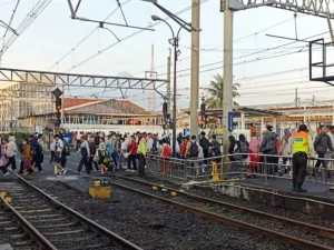 Stasiun Bogor Padat Akibat Penutupan Peron 6–8, Antrean Penumpang Mengular Saat Jam Sibuk