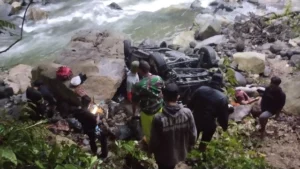 Mobil Travel Pekanbaru–Padang Terjun ke Jurang di Lembah Anai, 7 Penumpang Luka