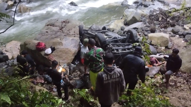 Mobil Travel Pekanbaru–Padang Terjun ke Jurang di Lembah Anai, 7 Penumpang Luka