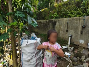 Kisah Azizah Viral, Bocah Pencari Rongsok yang Rawat Ayah Sakit Kini Dapat Banyak Bantuan