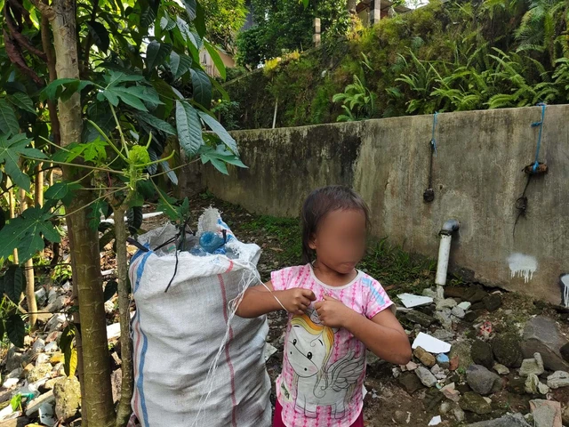 Kisah Azizah Viral, Bocah Pencari Rongsok yang Rawat Ayah Sakit Kini Dapat Banyak Bantuan