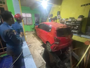 Mobil Terperosok ke Septic Tank 3 Meter di Depok, Damkar Evakuasi hingga 12 Jam