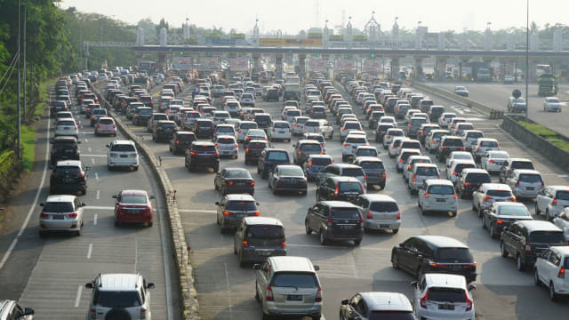 Macet Parah Tol Japek dan Dalam Kota Pagi Ini, Mobil Terbakar Jadi Pemicu